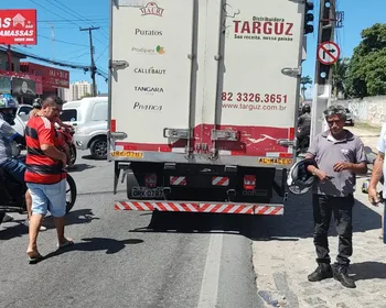 Acidente entre moto e caminhão deixa motociclista e passageira mortos na Av. Menino Marcelo