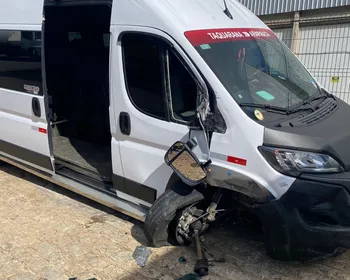 Acidente entre van complementar e carro deixa feridos na AL-110, em Arapiraca