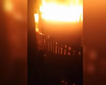Agressor descumpre medida protetiva e ateia fogo à casa da companheira