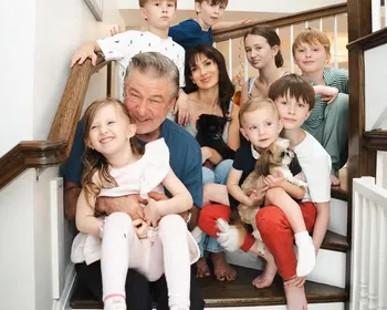 Alec Baldwin e esposa posam com todos os 7 filhos