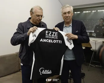 Ancelotti é recebido por presidente interino na Arena e ganha camisa do Corinthians