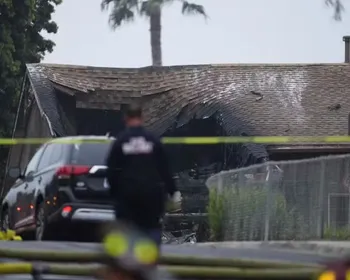 Avião de pequeno porte cai nos EUA e atinge 'várias casas', diz polícia