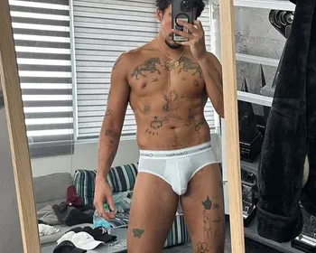 Bad Bunny posa de cueca branca nas redes sociais e agita fãs