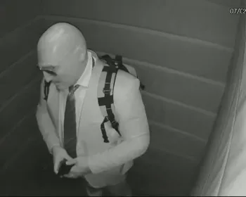 Bandido usou máscara realista para furtar condomínio