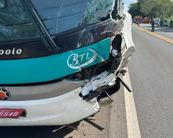 Batida de frente entre ônibus com fiéis e carro deixa um morto