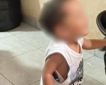 Bebê de 1 ano morre com sinais de abuso e tortura; mãe e padrasto são detidos
