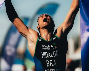 Brasileiro conquista ouro inédito na Série Mundial de Triatlo; veja chegada