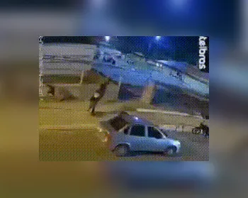 Câmera flagra momento em que homem é assassinado a tiros em praça; veja!