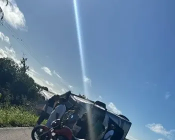 Caminhão capota e deixa motorista ferido em rodovia de São Sebastião