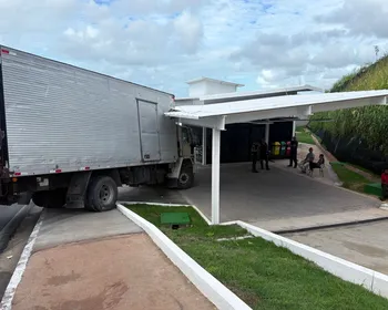 Caminhão perde controle em ladeira e colide em UBS no bairro de Bebedouro