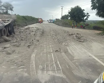 Carreta derruba carga de cimento na AL-220 e provoca colisão com ambulância e outro veículo