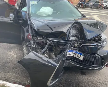 Carro bate em poste após acidente com outro veículo em Jaraguá
