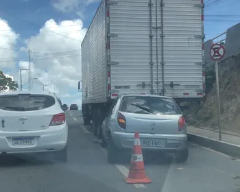 Carro bate na traseira de caminhão no Feitosa e deixa trânsito lento na Leste-Oeste