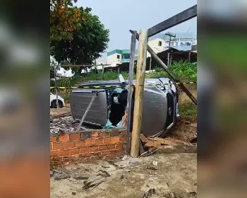 Carro capota com duas mulheres e bebê recém-nascida em Jacarecica