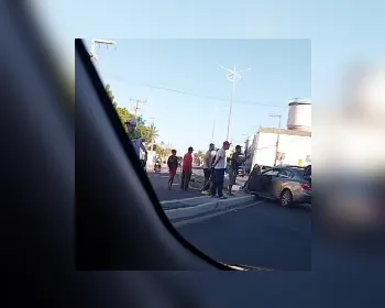 Carro colide em poste no Jaraguá e deixa trânsito lento