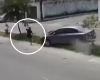 Carro desgovernado atropela pedestre, invade pista contrária e colide com outro veículo
