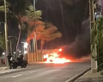 Carro é destruído por incêndio em avenida de Cruz das Almas