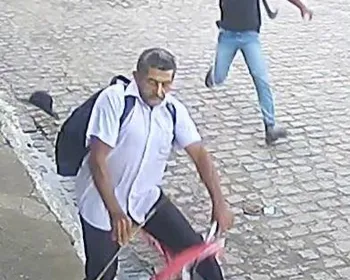 Cenas fortes: vídeo registra momento em que homem é morto com 15 golpes de foice