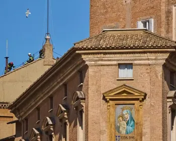 Chaminé que anunciará novo papa é instalada na Capela Sistina