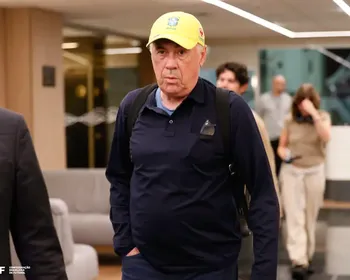 Chegou! Avião de Ancelotti pousa no Rio de Janeiro; hotel tem torcida na porta