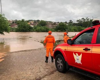 Chuva forte e persistente já expulsou mais de 700 pessoas de casa em Alagoas