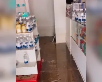 Chuvas alagam farmácia no Poço, em Maceió, e causam prejuízos