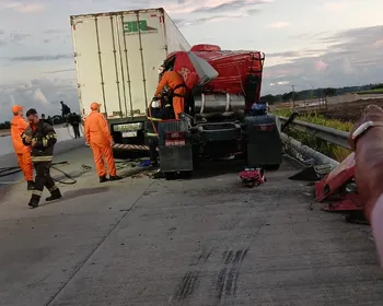 Colisão entre caminhões deixa homem preso às ferragens em São Miguel dos Campos