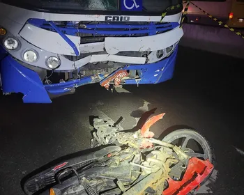 Colisão frontal entre motocicleta e ônibus de estudantes mata condutor na AL-115