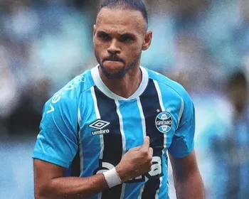 Com gol em pênalti polêmico, Grêmio vence o Bahia e sai do Z-4