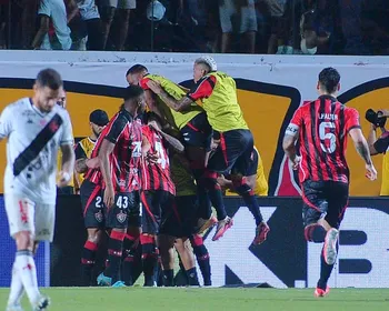 Com um a mais, Vasco sofre virada do Vitória e entra no Z-4 do Brasileirão