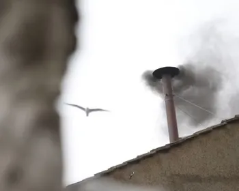 Como fazer a fumaça do conclave ficar branca ou preta?