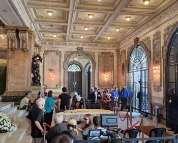 Corpo de Nana Caymmi é velado no Theatro Municipal do Rio