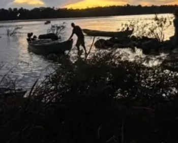 Criança morre e quatro pessoas da mesma família desaparecem após barco virar em rio