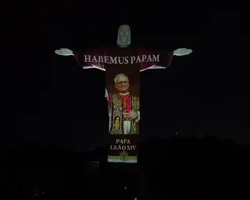 Cristo Redentor exibe imagem do papa Leão XIV