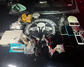 Dois homens são presos com armas e mais de 3 kg de drogas em operação no Jacintinho