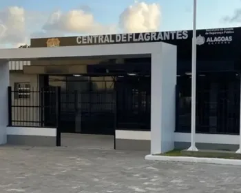 Dois menores são apreendidos por roubar bolsa de mulher no Benedito Bentes