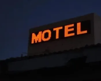“Duro”, homem leva duas mulheres para motel e chama a mãe para pagar