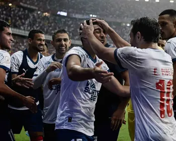 Em jogo com duas expulsões, Bahia supera o Vitória e mantém tabu em clássicos