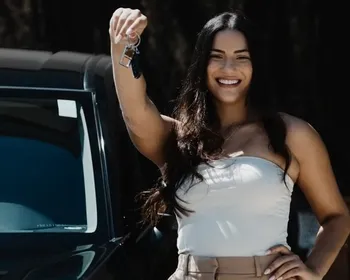 Esposa ganha carro de luxo de Luva de Pedreiro e celebra