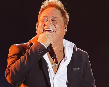 Fã levanta Leonardo no colo e causa alvoroço em cima do palco