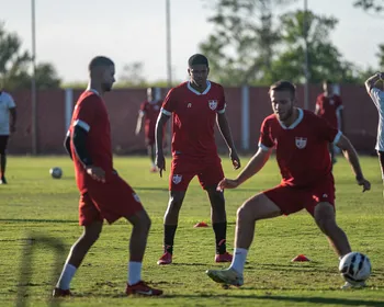 Fábio Alemão, zagueiro do CRB, treina com bola e já está liberado para jogar após lesão