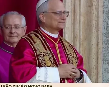 Assista o momento em que o novo papa aparece pela 1ª vez para fiéis no Vaticano