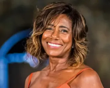 Filhas prestam homenagem e jogam cinzas de Glória Maria no mar