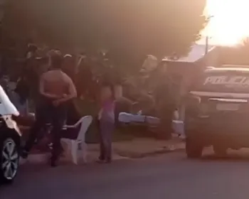 Filho ataca pais com enxada, avança sobre PM e acaba baleado
