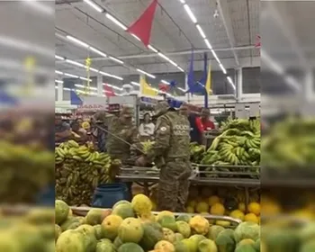 Filhote de cobra coral é encontrado entre bananas em mercado