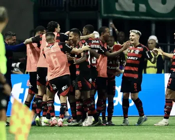 Flamengo vence o Palmeiras no Allianz Parque e cola na liderança do Brasileirão