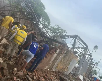 Quatro pessoas ficam feridas após galpão desabar no Jaraguá