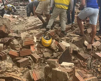 Vítima de desabamento de galpão fica soterrada por escombros e é levada em estado grave ao HGE