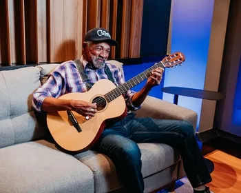Há 20 anos sem voz, sambista volta a cantar com ajuda de IA