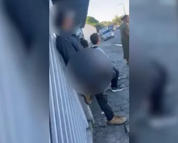 Homem assedia mulher e se masturba em ponto de ônibus